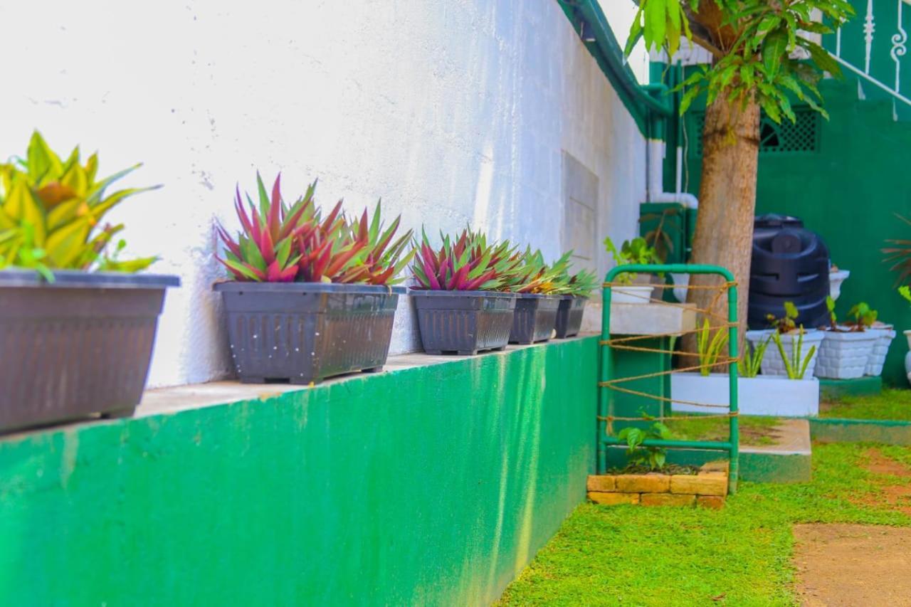 Niwahana Transit City Hotel Katunayaka Exterior foto