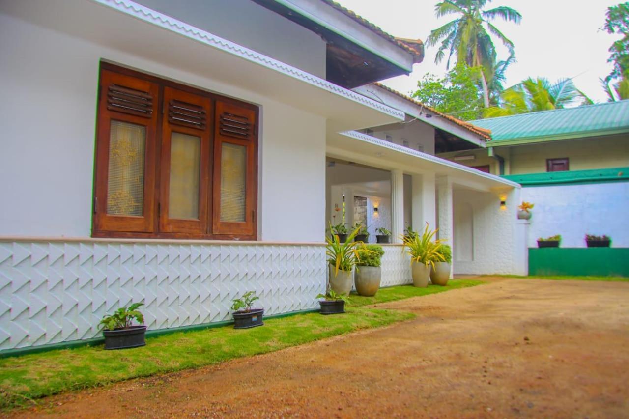 Niwahana Transit City Hotel Katunayaka Exterior foto