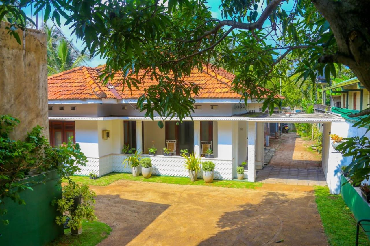 Niwahana Transit City Hotel Katunayaka Exterior foto